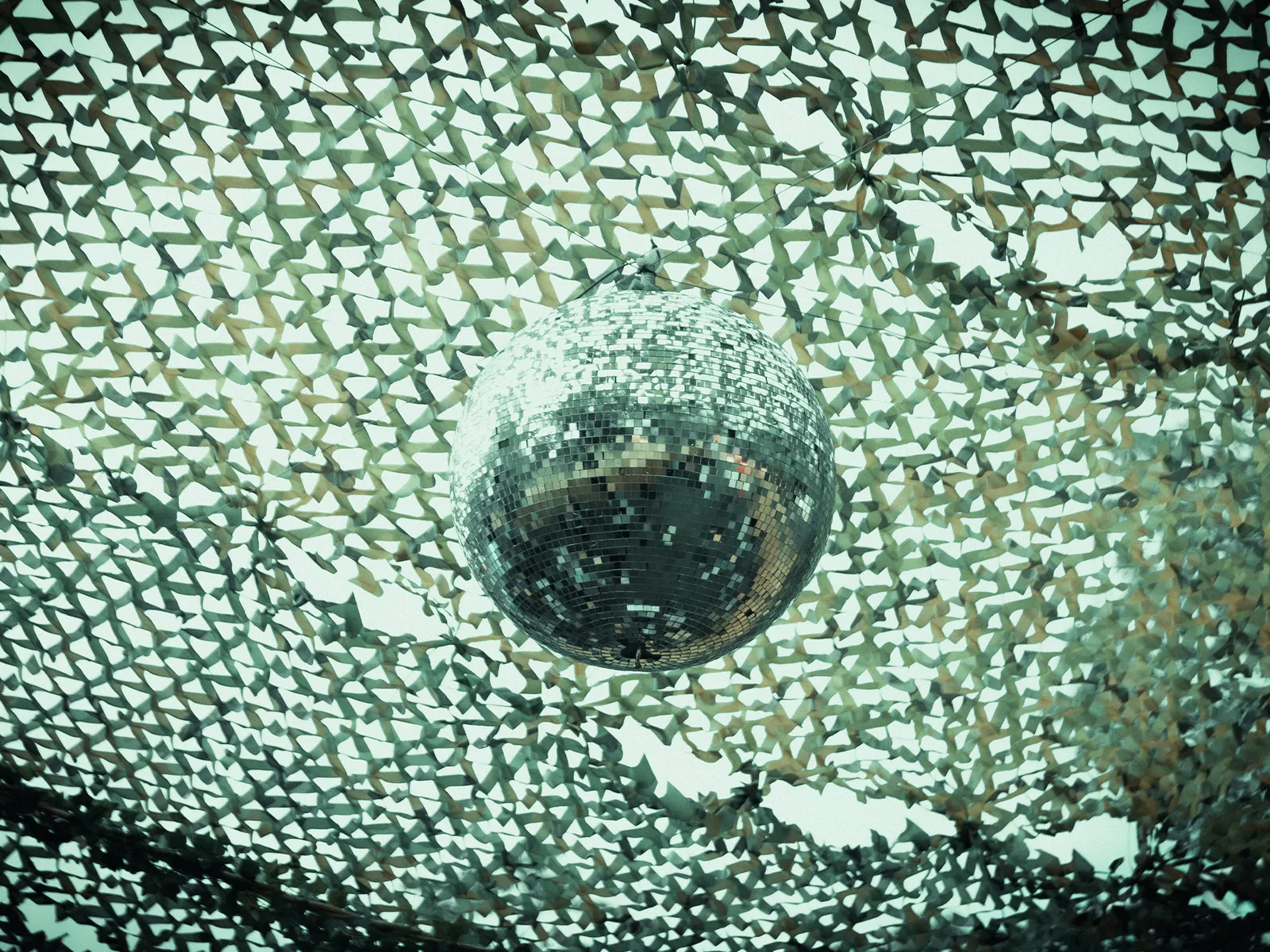 Bola de discoteca bajo la red de camuflaje