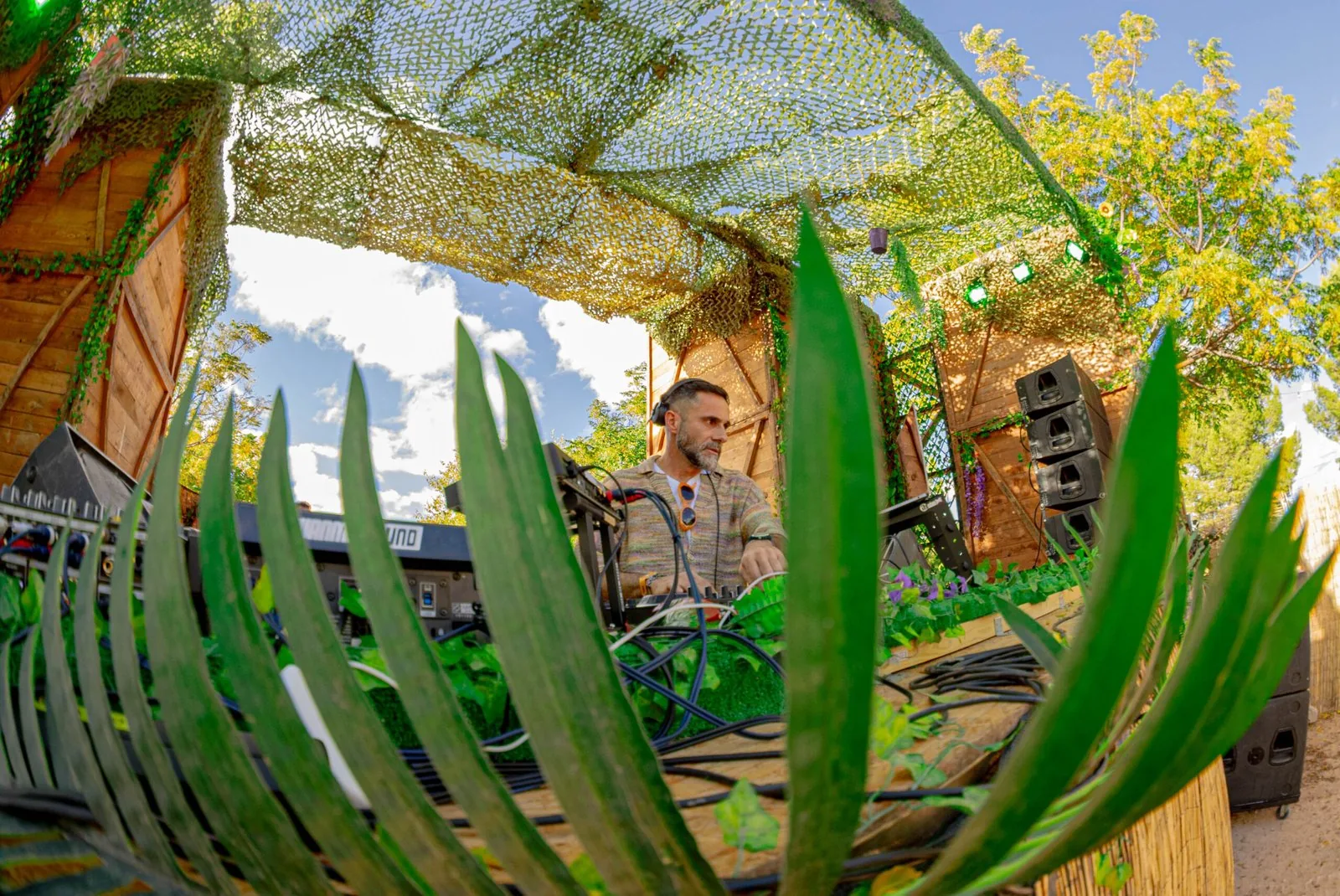 La cabina del DJ vista entre las plantas del recinto