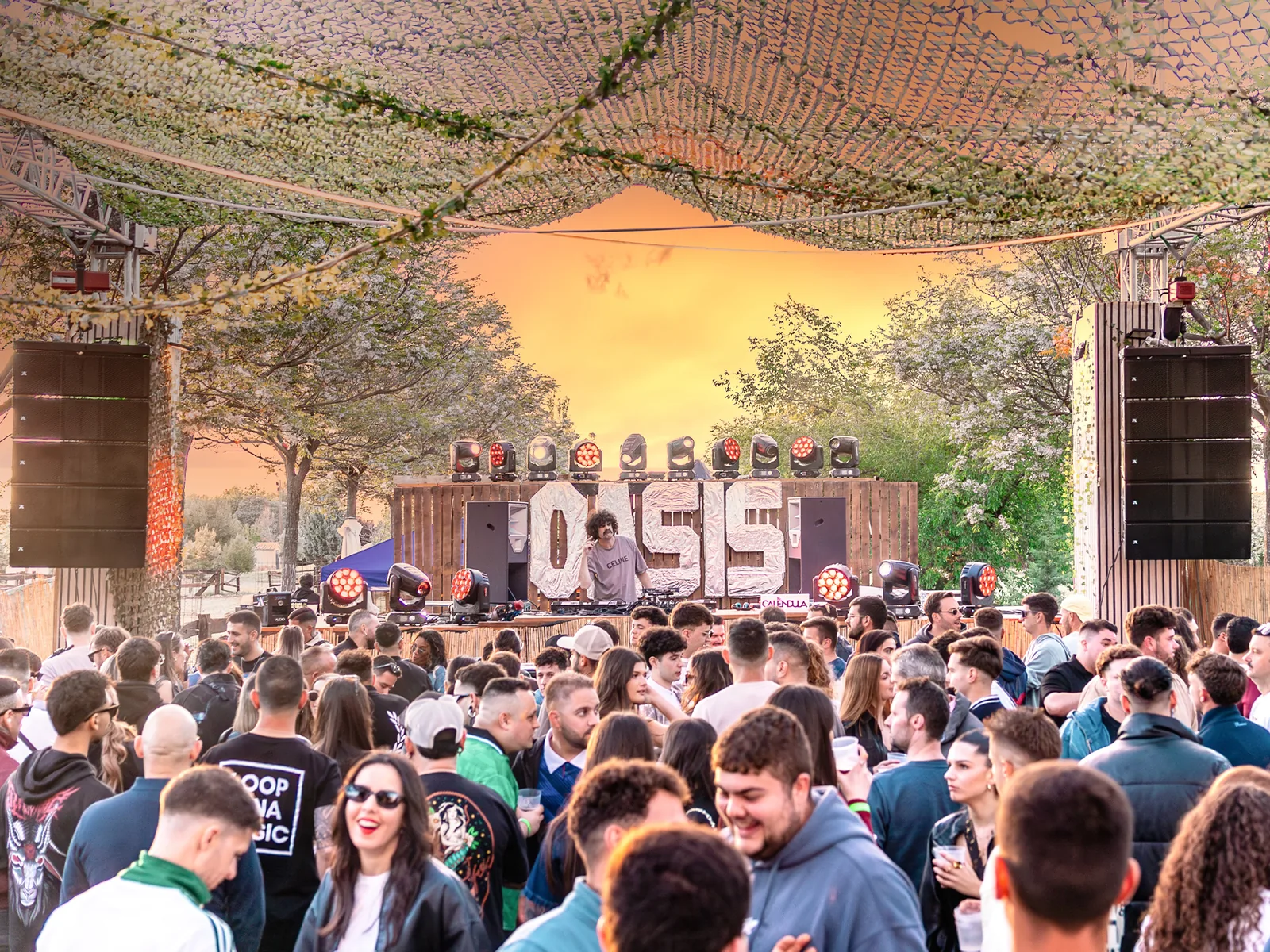 Escenario de Seasons al atardecer, con el público bajo las redes de camuflaje