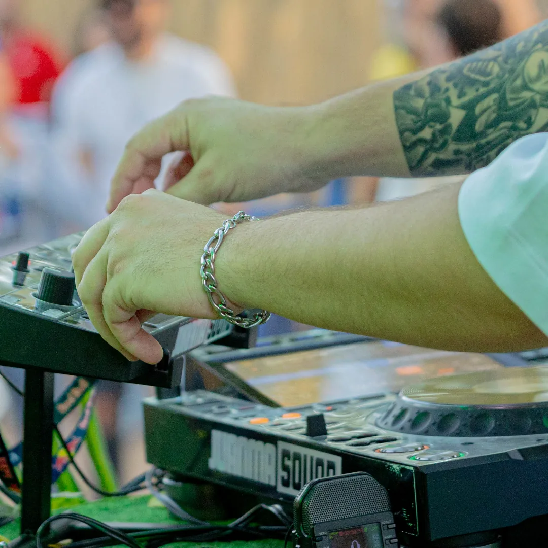 Manos de un DJ sobre el reproductor